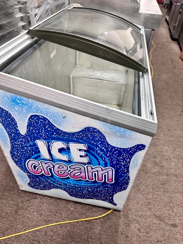Working Caravell  Curved Sliding Top Commercial Ice Cream Freezer  115 Volt - Image 5 of 8