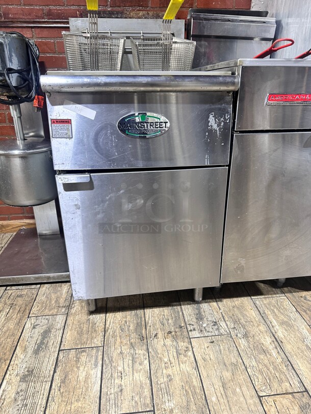 Late Model Main Street Equipment Natural Gas 70-100 lb. Stainless Steel Floor Fryer - 150,000 BTU Wokring - Image 3 of 7