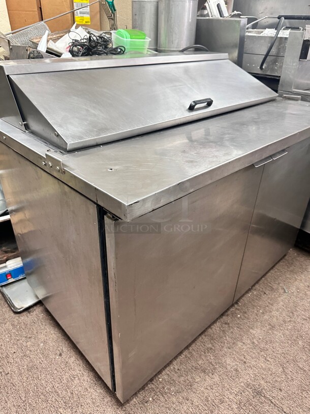 True TSSU-48-12-HC 48" Sandwich/Salad Prep Table w/ Refrigerated Base, 115v Tested and Not Getting Cold - Image 9 of 9