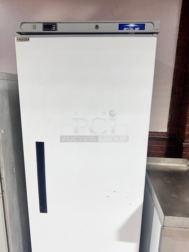 Late Model Arctic Air AWF25 White Single Door Reach In Freezer - 25 cu. ft. 115 Volt Working - Image 2 of 8