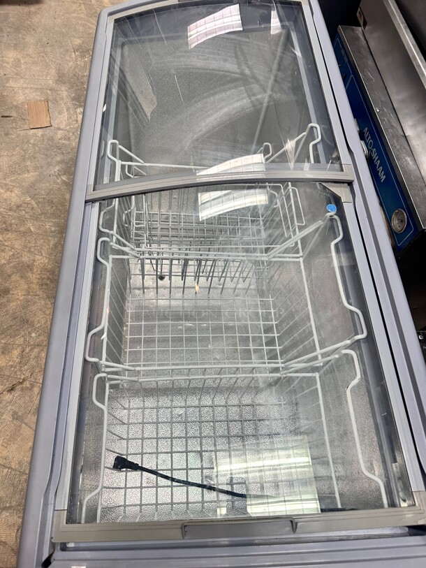 Excellent Condition LEVELLA
PFR1090G Commercial Curved Glass Top Chest Freezer 115 Volt Tested and Working - Image 10 of 10