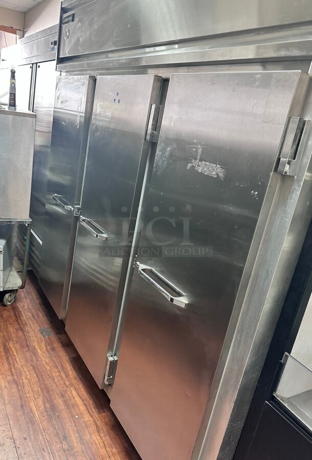 Working Continental  78 inch Three Section Commercial Refrigerator Freezer - Solid Doors, Top Compressor, 220 Volt 1 Phase - Image 3 of 6