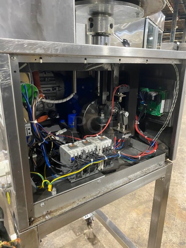 AMAZING! Cuppone Pizzaform Commercial Dough Press! All Stainless Steel! On Stand With Casters! 208/220V 3 Phase! Model: PZF/45DS-B6-CP SN: PZF45DSB6CP13072238! - Image 8 of 9