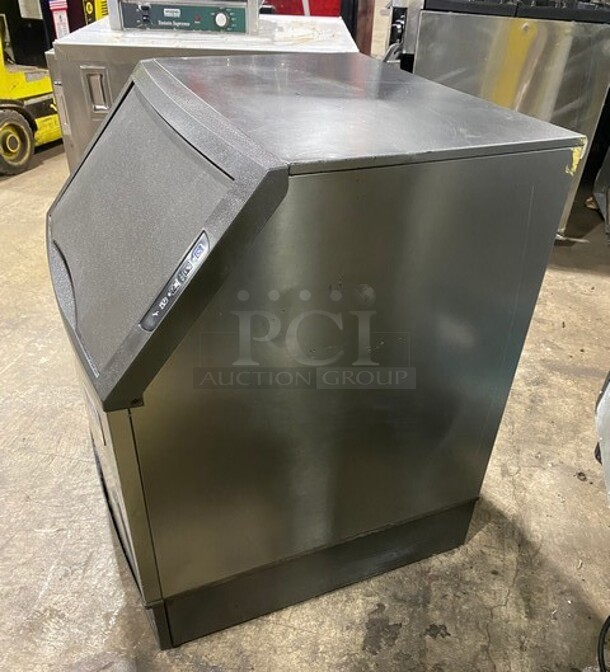 Manitowoc Stainless Steel Commercial Undercounter Self Contained Ice Machine!  MODEL UR0240A161B SN:310262383 115V 1PH - Image 2 of 9
