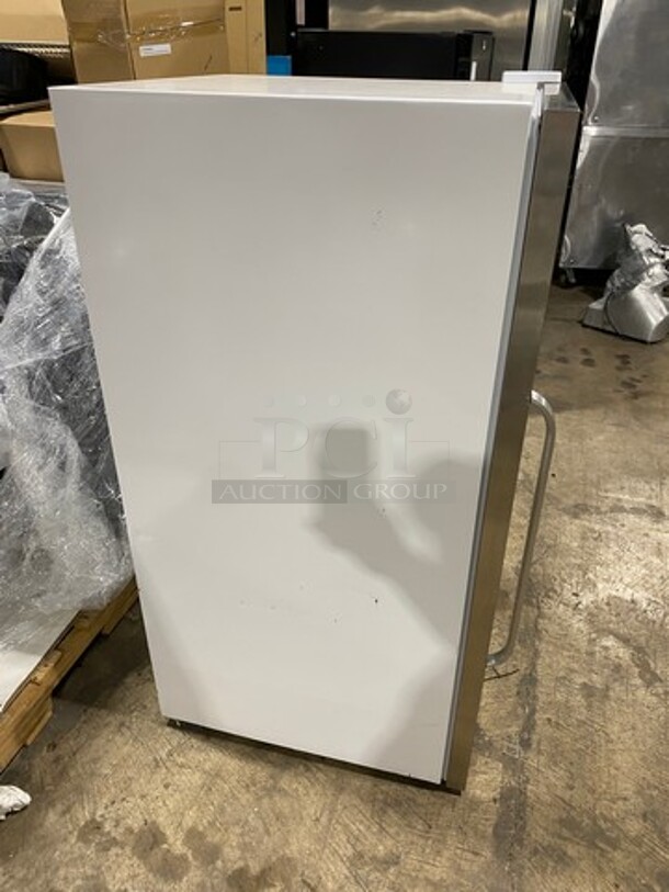 NEW! OUT OF THE BOX! SCRATCH-N-DENT! Whynter Commercial Single Door 10.6 cu. ft. Reach In Cooler Merchandiser! With View Through Door! With Poly Coated Racks! Model: CBM1060XLW 115V - Image 3 of 8