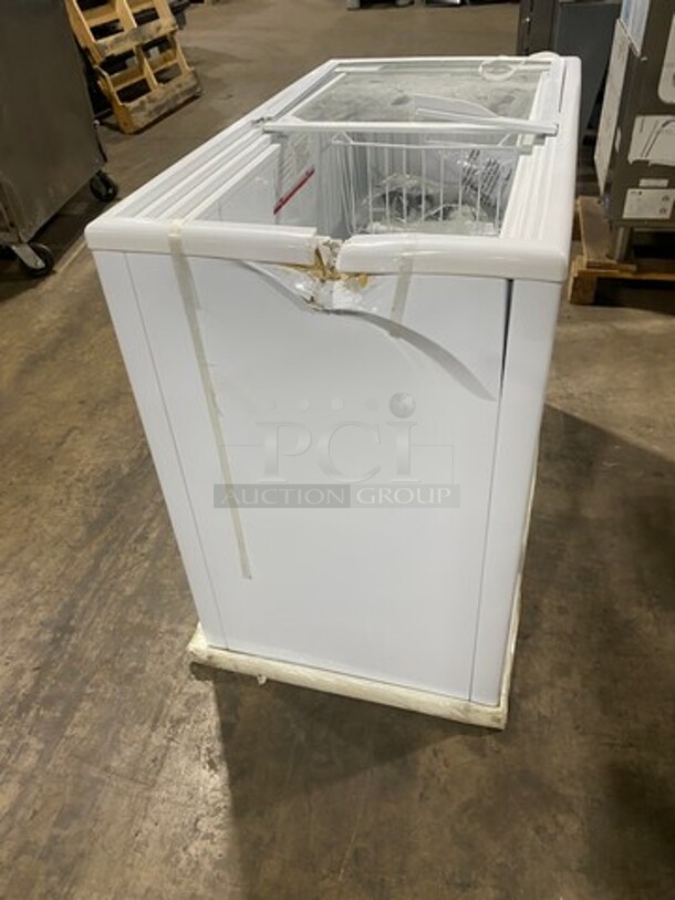 SCRATCH-N-DENT! LATE MODEL! Kelvinator Commercial Reach Down Chest Freezer! With Hinged Top Lid! Model: KCNF073WS SN: F738090 115V - Image 3 of 10