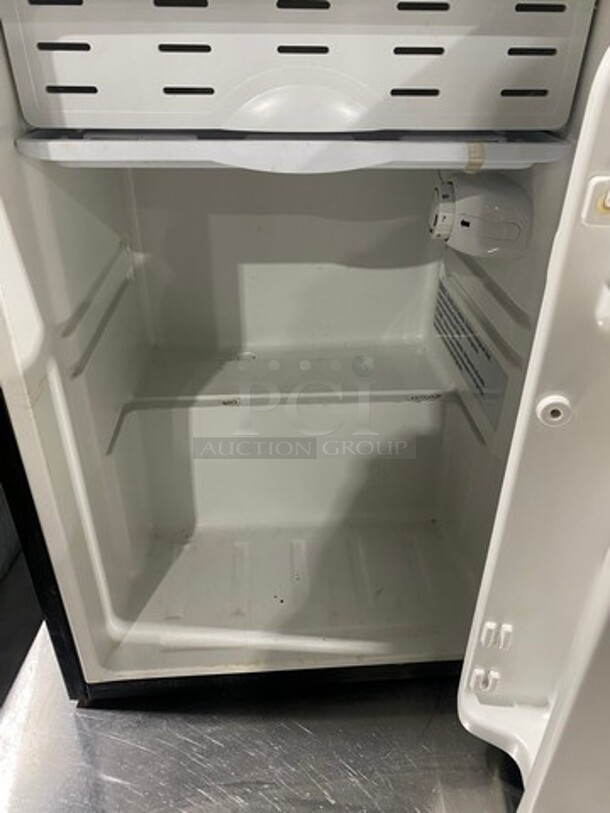 Insignia Mini Cooler! MODEL NSCF26BK6 SN:18G29W00384 115V  - Image 5 of 8