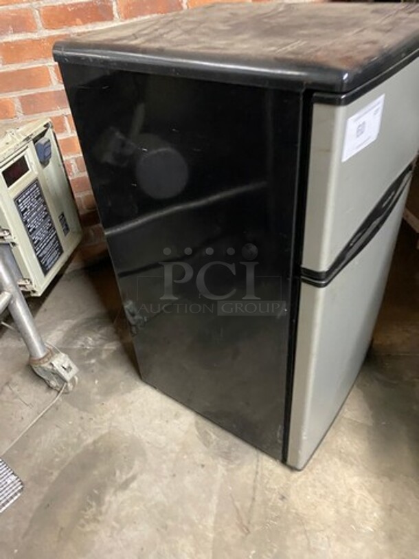 Frigidaire Mini Fridge! With Clear Poly Shelves! Model: BFPH31M6LM SN: KA01061133 115V - Image 3 of 7