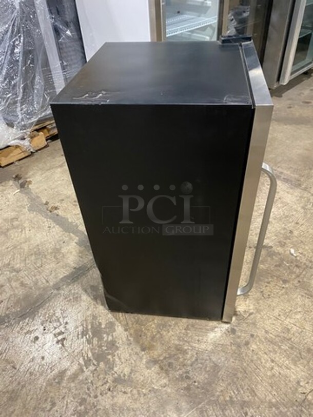 NEW! OUT OF THE BOX! SCRATCH-N-DENT! Whynter Commercial Single Door Reach In Cooler Merchandiser! With View Through Door! With Poly Coated Racks! 121 Can Capacity! Model: BR1211DS - Image 2 of 7