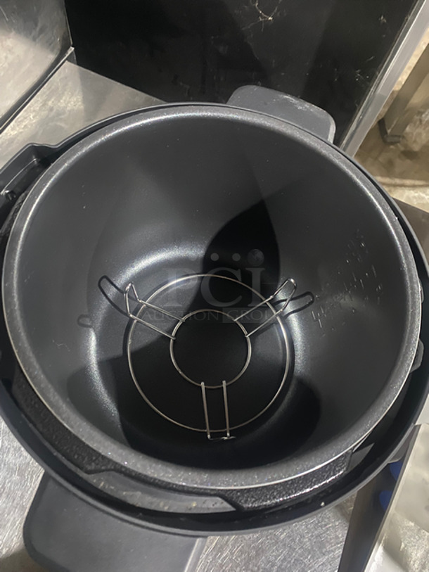 Insignia Countertop Multi-Function Pressure Cooker! Holds Up To 8 Quarts! Model: NSMC80SS9 120V 60HZ - Image 4 of 8