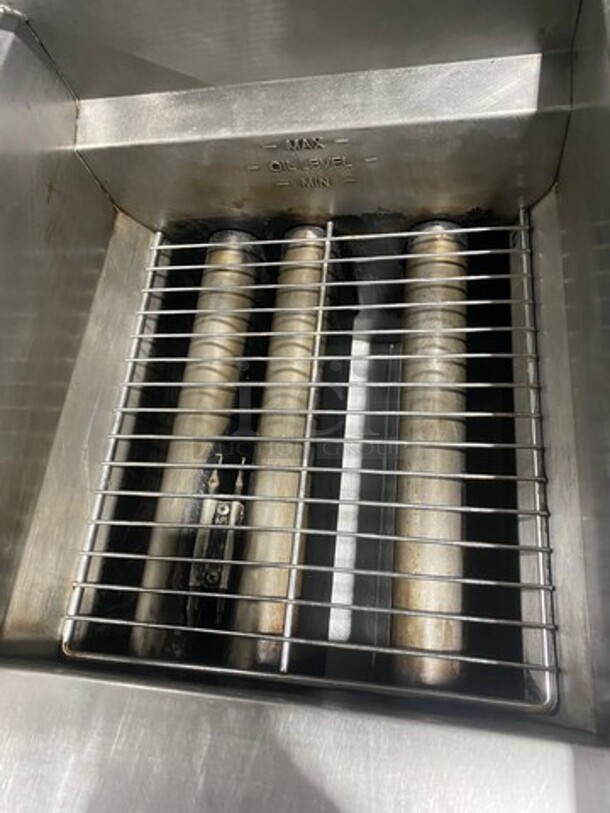 Pitco Commercial Natural Gas Powered Deep Fat Fryer! With 2 Metal Frying Baskets! All Stainless Steel! On Legs! Model: 35C SN: G14KD063719 - Image 6 of 9