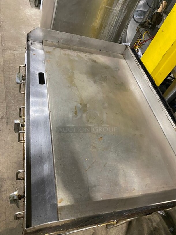 GREAT! Star Commercial Natural Gas Powered Flat Griddle! On Equipment Stand! With Back & Side Splashes! With Underneath Storage Space! With Weighted Wood Handle Meat/Hamburger Press! On Legs! WORKING WHEN REMOVED! - Image 5 of 8