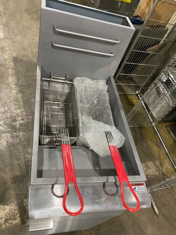 NEW! OUT OF THE BOX! LATE MODEL! 2021 Avantco Commercial Natural Gas Powered Deep Fat Fryer! With 2 Metal Frying Baskets! With Back Splash! All Stainless Steel! On Legs! Model: FF300N SN: 21040637VA - Image 5 of 9