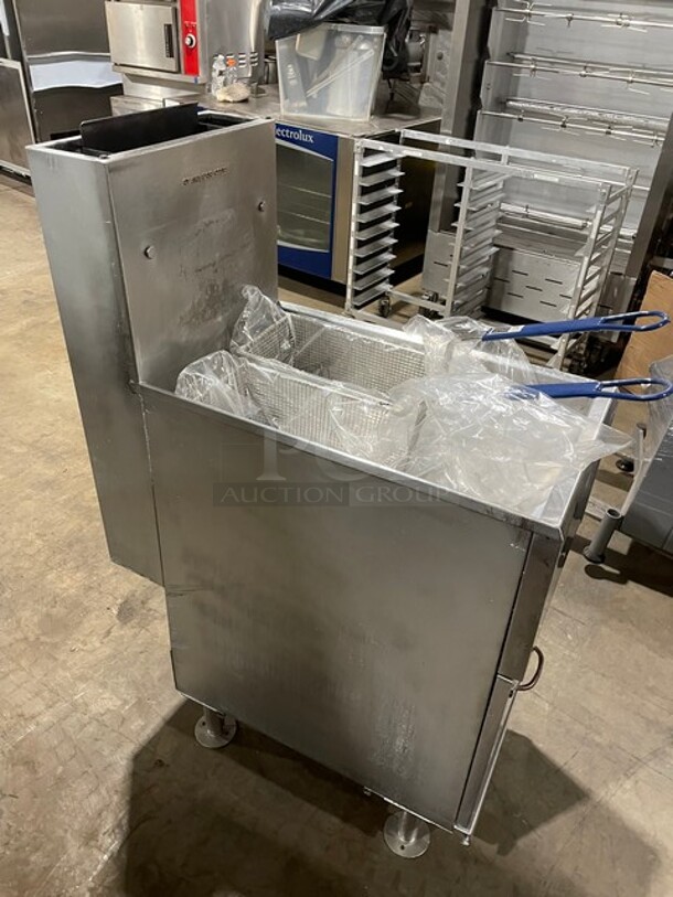 Pitco Commercial Natural Gas Powered Deep Fat Fryer! With Backsplash! All Stainless Steel! With 2 NEW Frying Baskets! On Legs! SN:G10CD009838! - Image 4 of 7