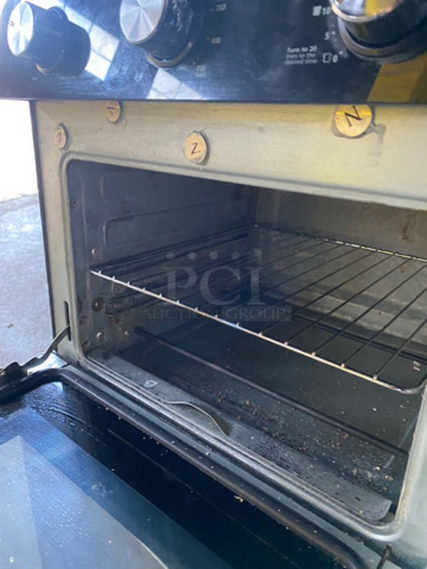 Oster Countertop Air Fryer Oven/ Grill Pan! With View Through Door! With Metal Rack! Model: TSSTTVMAF1 120V 60HZ - Image 6 of 8