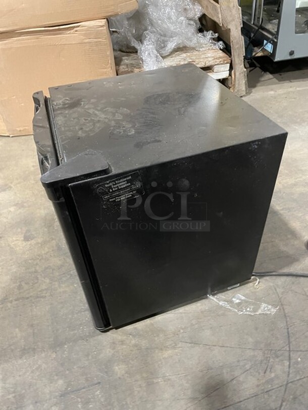Ever Chill Countertop Single Door Reach-in Refrigerator! With Mini Freezer Compartment! 115V! Model: BC-46 SN: 1102000173!   - Image 2 of 9
