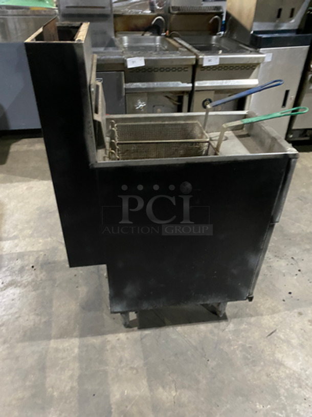 Pitco Commercial Natural Gas Powered Deep Fat Fryer! With Backsplash! With 2 Metal Frying Baskets! All Stainless Steel! On Legs! - Image 3 of 9