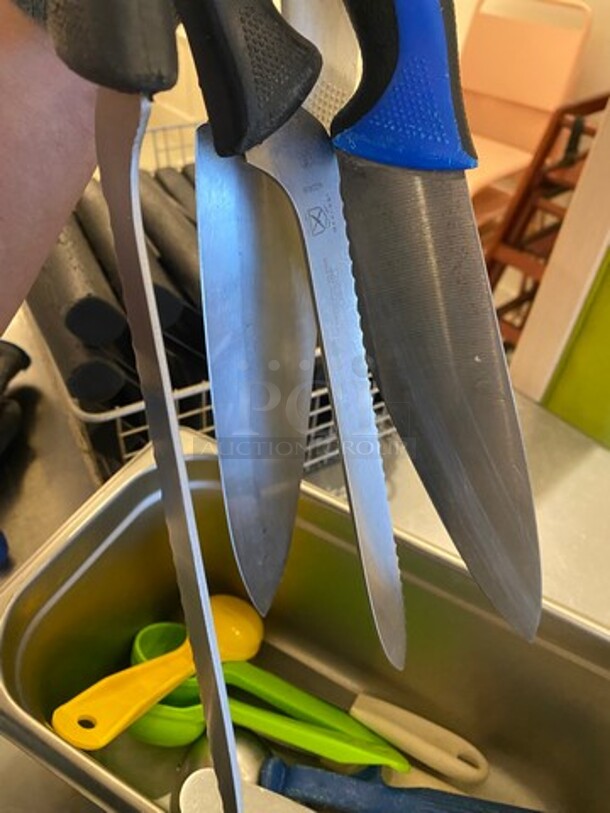 ALL ONE MONEY! MISCELLANEOUS! Includes Assorted Kitchen Knives, Serving Spoons! - Image 3 of 4