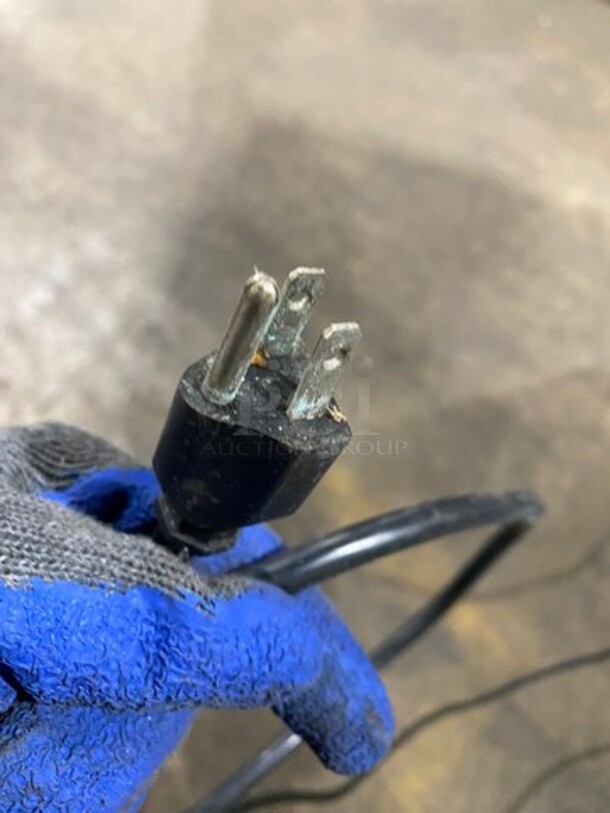 2010 Leader Commercial Refrigerated Bakery Display Case Merchandiser! With Curved Front Glass! With Rear Access Doors! Stainless Steel Body! Model: RHDL48 SN: PT10M1682D 115V 60HZ 1 Phase - Image 9 of 9