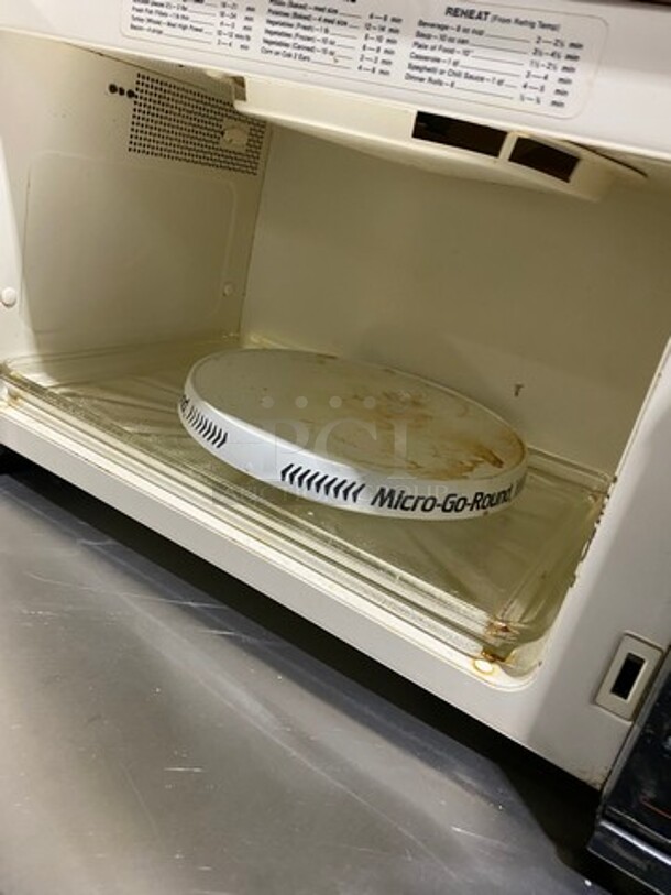 White Westing House Countertop Microwave! Model: KM4B5LXM2KLM28540 SN: 033283 120V - Image 5 of 8