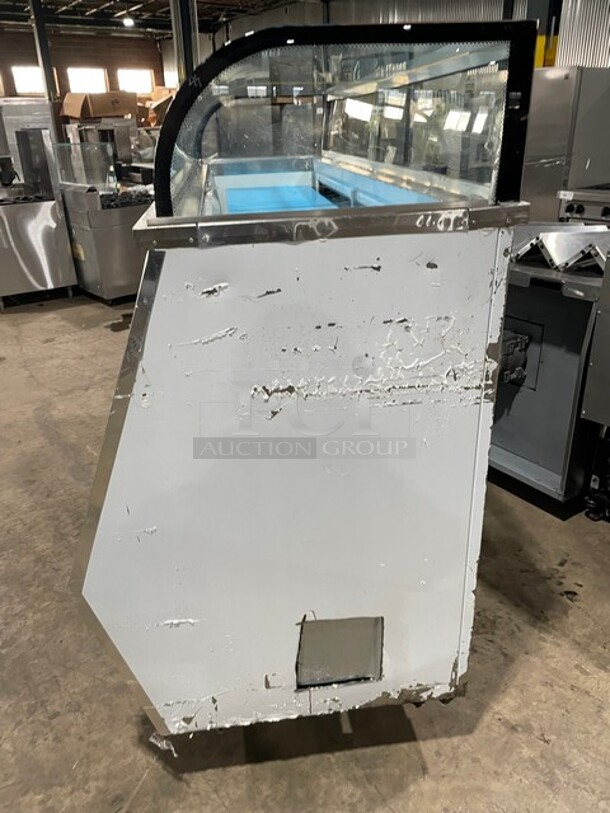 AWESOME! Leader 7/11 Style Commercial Refrigerated Glass Front Meat Deli Display Case! With Additional Top Display! With Rear Access Sliding Doors! With Poly Coated Racks!  115V 1 Phase! Model: SDL72 S/C SN: PW03M1401A! - Image 3 of 11
