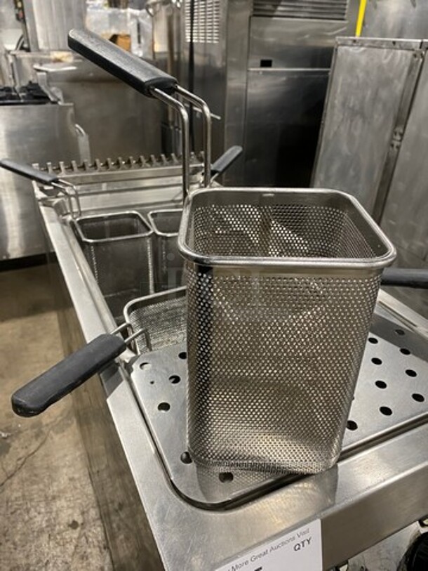 Rosito Bisani Commerical Natural Gas Powered Pasta Cooker! With Metal Baskets! All Stainless Steel! On Legs! Model: CPG1 SN: 14440022 - Image 6 of 10