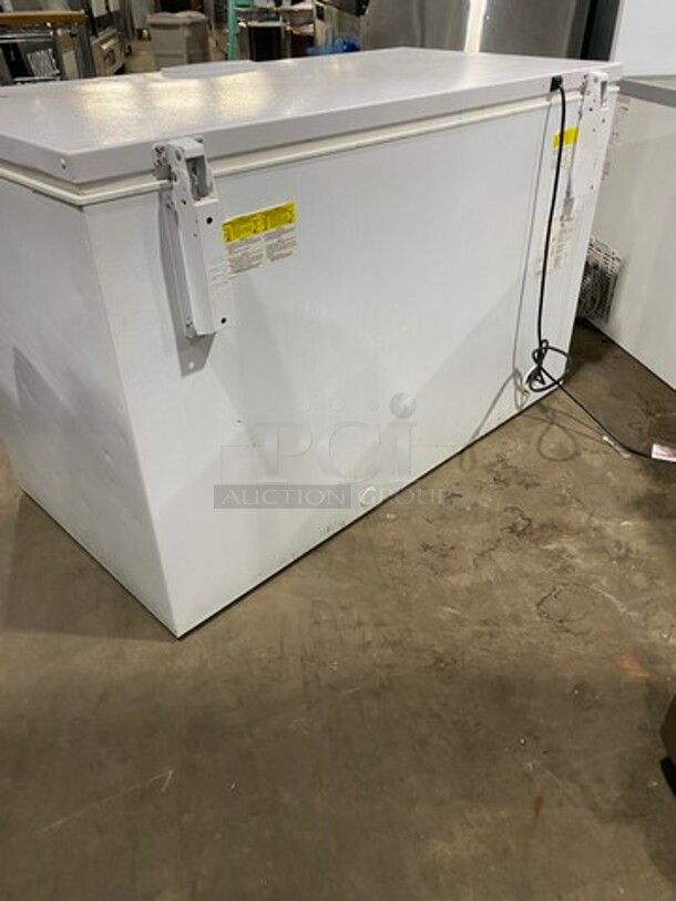 Frigidaire Commercial Reach Down Chest Freezer! With Hinged Top Lid! WORKING WHEN REMOVED! Model: FFFC16M5QWA SN: WB52142316 115V 60HZ 1 Phase - Image 3 of 7