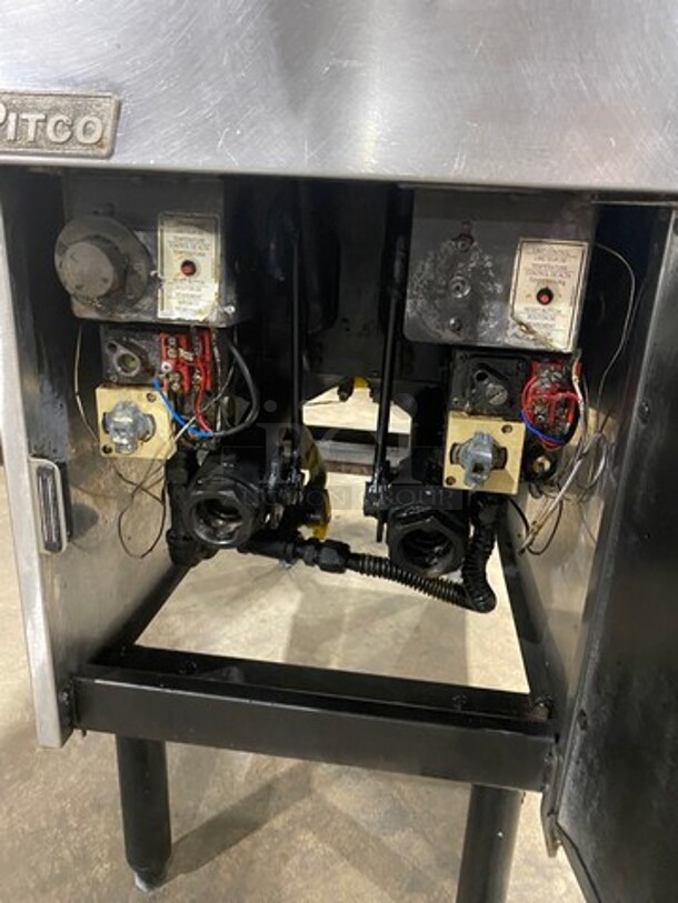 Pitco Commercial Natural Gas Powered Deep Fat Fryer! With 2 Metal Frying Baskets! All Stainless Steel! On Legs! - Image 7 of 9
