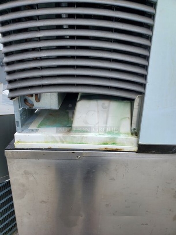 Manitowoc IY0906A Air Cooled Ice Machine w/ Bin
208-230 V
60 Hz
1 PH - Image 4 of 6