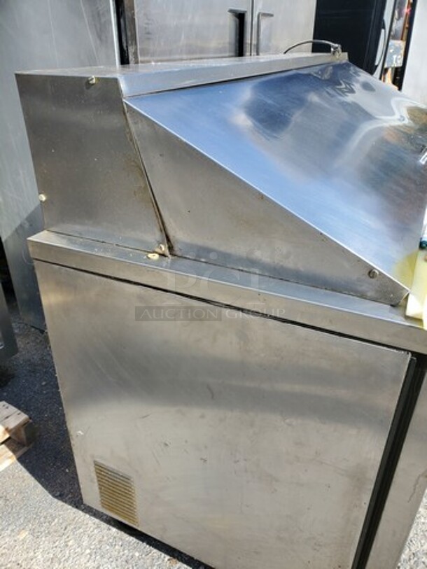 True 3 Door Mega Top Refrigerated Sandwich Prep Table on Casters!
115 V
60 Hz
1 PH - Image 8 of 9