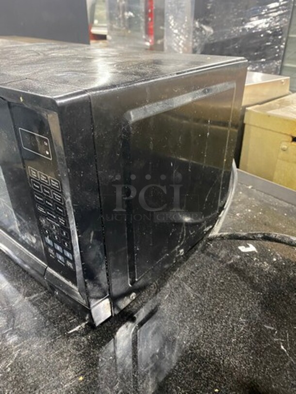 LATE MODEL! 2021 Insignia Countertop Microwave! Model: NSMW07BK0 SN: 21G14A00648 120V - Image 2 of 8