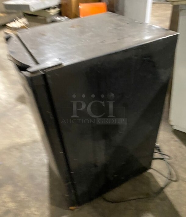 Magic Chef Black Countertop Refrigerator! MODEL HMBR440BE 115V  - Image 3 of 8