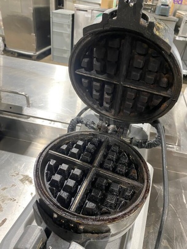 Waring Commercial Countertop Rotating Waffle Maker! Model: WW200 120V - Image 5 of 9