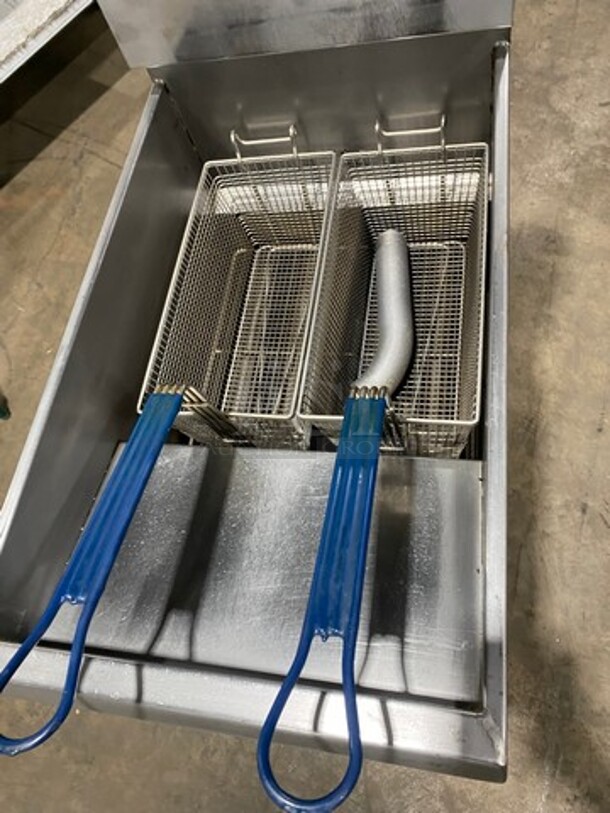NICE! Pitco Commercial Natural Gas Powered Deep Fat Fryer! With Backsplash! With 2 Metal Frying Baskets! All Stainless Steel! On Legs! Model: 40D SN: G18DC020535 - Image 5 of 9