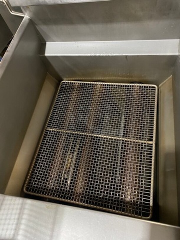 Pitco Frialator Commercial Natural Gas Powered Deep Fat Fryer! With Single Frying Basket! All Stainless Steel! On Legs! Model: 40CSS SN: G05AB050486 - Image 6 of 9