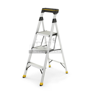 BRAND NEW SCRATCH AND DENT! Gorilla Ladders GLA-4XT-3 4.5' Aluminum Ladder