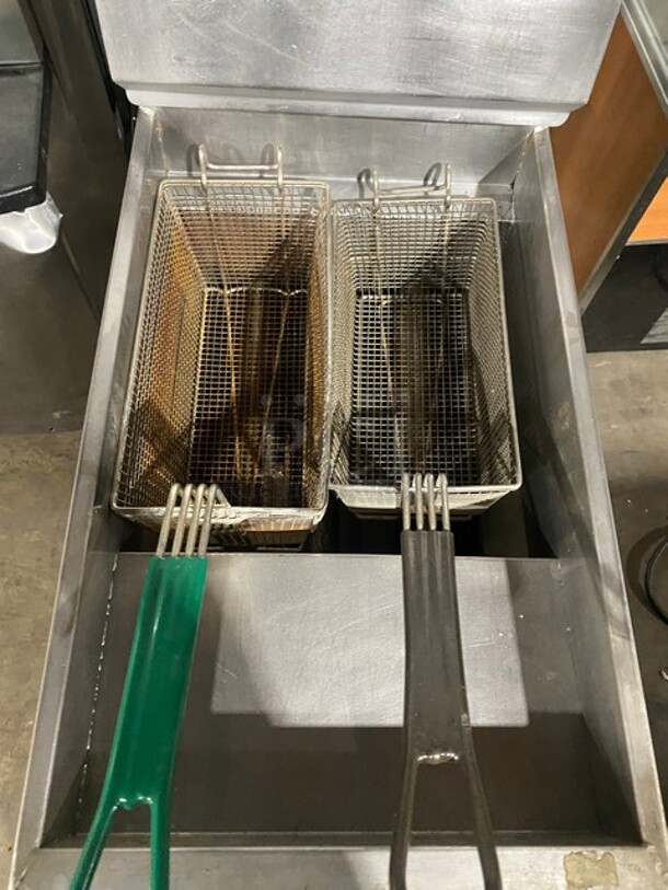 Pitco All Stainless Steel Commercial Natural Gas Powered Deep Fat Fryer! With Backsplash! With 2 Metal Frying Baskets! On Legs! MODEL 40S SN: G17JB061150  - Image 5 of 10