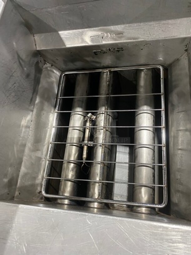 Apexra Commercial Natural Gas Powered Deep Fat Fryer! With 2 Metal Frying Baskets! All Stainless Steel! On Legs! - Image 6 of 9