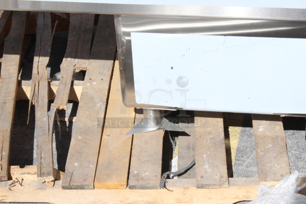 BRAND NEW SCRATCH & DENT! Regency 16 Gauge Stainless Steel One Compartment Commercial Sink and 1 Right Side Drainboard - 23" x 23" x 12" Bowl. Damaged where the legs connect, back right corner. see photos.  - Image 4 of 6