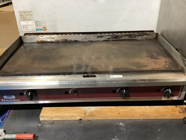 Southbend Flat Griddle 4-Burner, Natural Gas. TESTED AND WORKING 
48 x 27-½ x 11-1/2


 - Image 1 of 3
