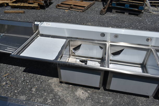 BRAND NEW SCRATCH AND DENT! Regency 600S32424224 Stainless Steel Commercial 3 Bay Sink w/ Dual Drain Boards. No Legs. Bays 24x24. Drain Boards 22.5x26 - Image 2 of 8