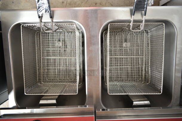 BRAND NEW SCRATCH AND DENT! 2023 Avantco 177F202 Stainless Steel 30 lb. Dual Tank Medium-Duty Electric Countertop Fryer w/ 2 Baskets and 2 Lids. 208/240 Volts, 1 Phase. - Image 3 of 5