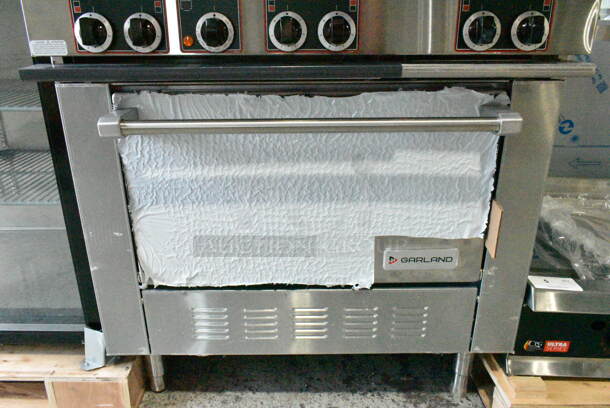 BRAND NEW SCRATCH AND DENT! 2023 Garland SS686 Stainless Steel Sentry Series 6 Sealed Burner Electric Restaurant Range with Standard Oven. 208 Volts, 3 Phase.  - Image 6 of 11