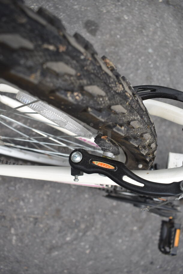 Huffy V-Luxe White And Black 7-Speed Bike. - Image 4 of 9