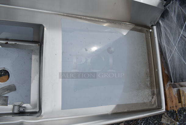 BRAND NEW SCRATCH AND DENT! Regency 600DDTS108R 16-Gauge 9' Soiled / Dirty Dish Table with 3-Compartment Sink - 20" x 20" x 12" Bowls - Right Drainboard.   - Image 7 of 11