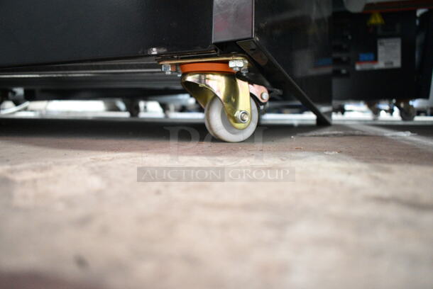 BRAND NEW SCRATCH AND DENT! Econocold OM-IRSSCG Metal Commercial Floor Style Self Contained Island Fridge Curved Glass on Commercial Casters. 115 Volts, 1 Phase. Tested and Working! - Image 4 of 5