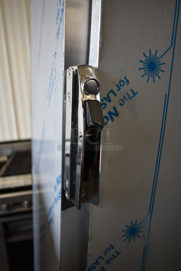 BRAND NEW SCRATCH AND DENT! 2023 Alto Shaam 1200-UP Stainless Steel Commercial 2 Half Size Door Warming Cabinet on Commercial Casters. Stock Picture Used as Gallery. 120 Volts, 1 Phase. Cannot Test Due To Cut Power Cord - Image 6 of 6