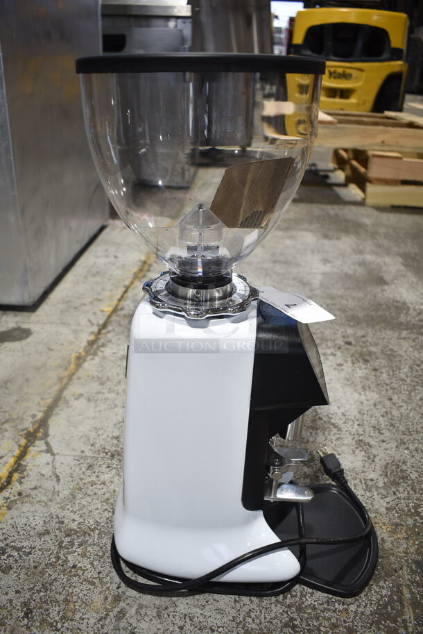 BRAND NEW SCRATCH AND DENT! 2023 Hemro HeyCafe Buddy 2.6 lb. White On-Demand Espresso Grinder. 120 Volts, 1 Phase. Tested and Working! - Image 3 of 9