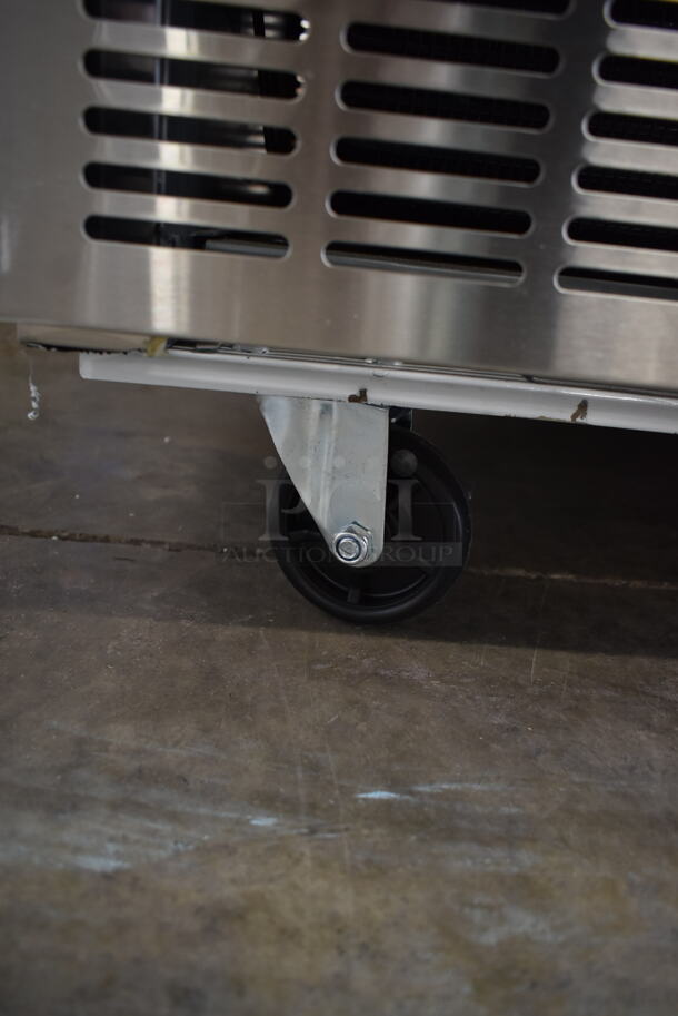 BRAND NEW SCRATCH AND DENT! 2023 Avantco 178SSPPT3 Stainless Steel Commercial Pizza Prep Table w/ 2 Doors and 2 Drawers on Commercial Casters. 115 Volts, 1 Phase. Tested and Working! - Image 5 of 9