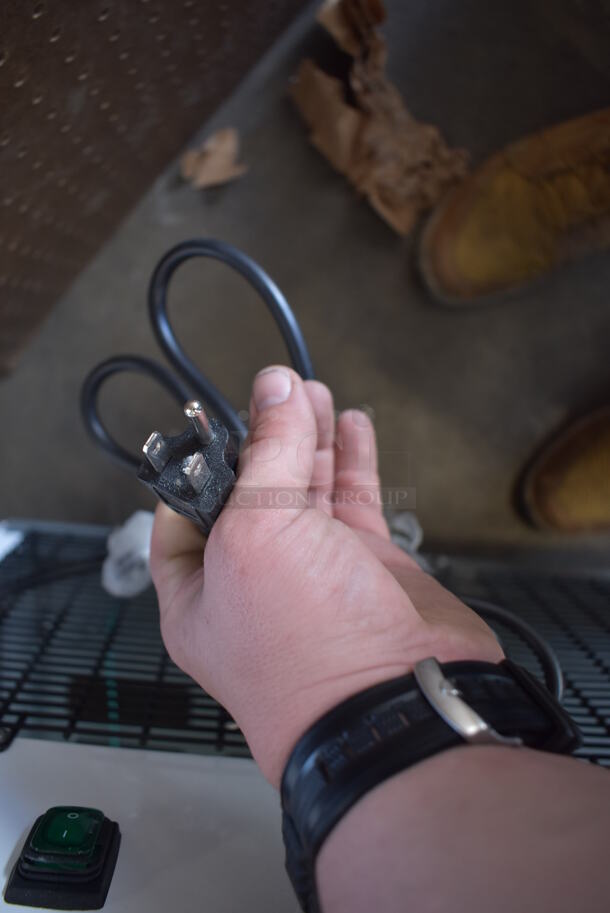 BRAND NEW SCRATCH AND DENT! Avantco 193BCTD48W Stainless Steel Commercial Floor Style 3-Shelf Curved Glass Dry Bakery Display Case w/ LED Lighting on Commercial Casters. 110-120 Volts, 1 Phase. Tested and Working! - Image 7 of 7